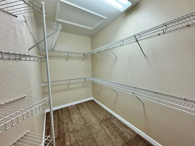 Building Photo - Gated Community of Mandolin