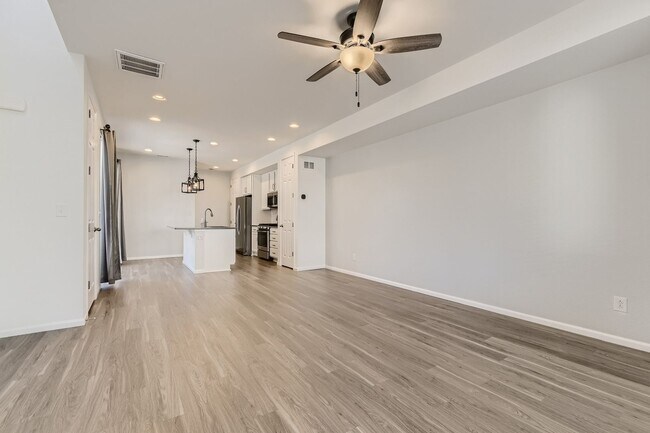 Building Photo - Stunning 3 Bed 2 1/2 Bath in Aurora!