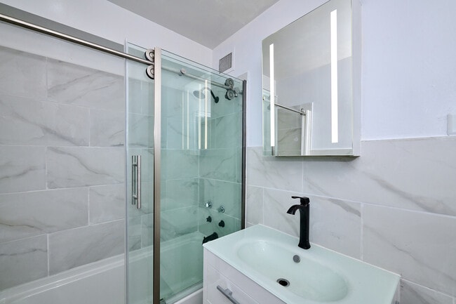 Building Photo - 6118 N Sheridan Rd