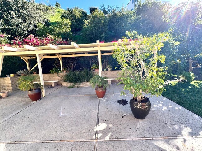 Building Photo - Quiet cul-de-sac Ondulando home