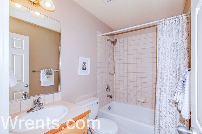 Building Photo - Stunning 4 Bed, 3 Bath Home in Gated 5-Mil...