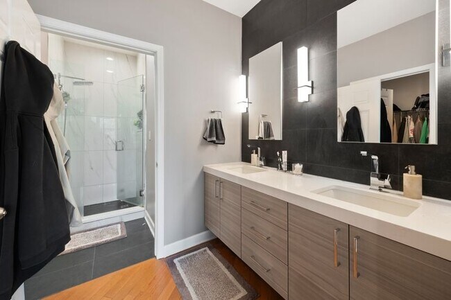 Building Photo - Stunning 2 Bed 2 Bath in the Ukrainian Village area