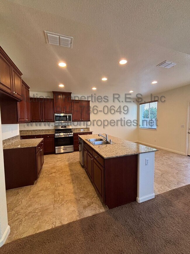 Building Photo - West Roseville Solar! 3 Bedroom, Plus den/...