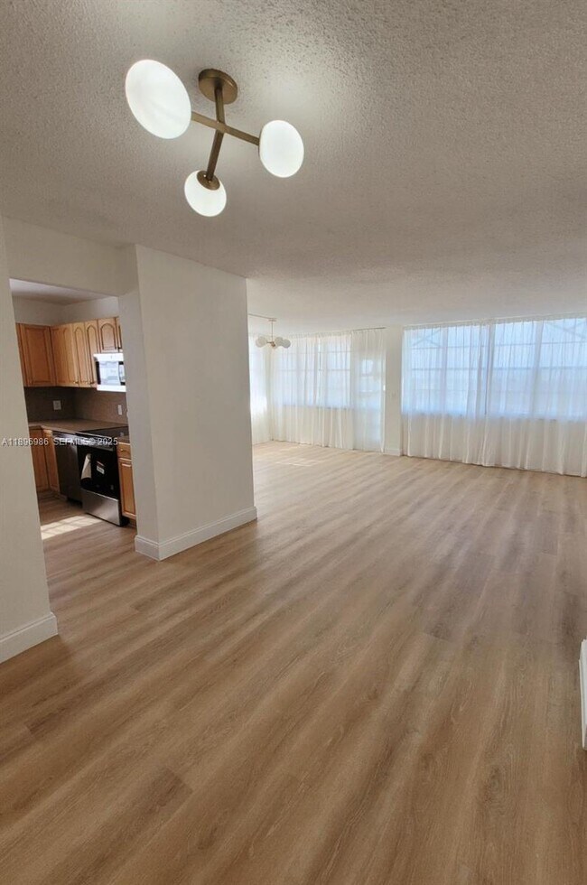 Building Photo - 2025 NE 164th St