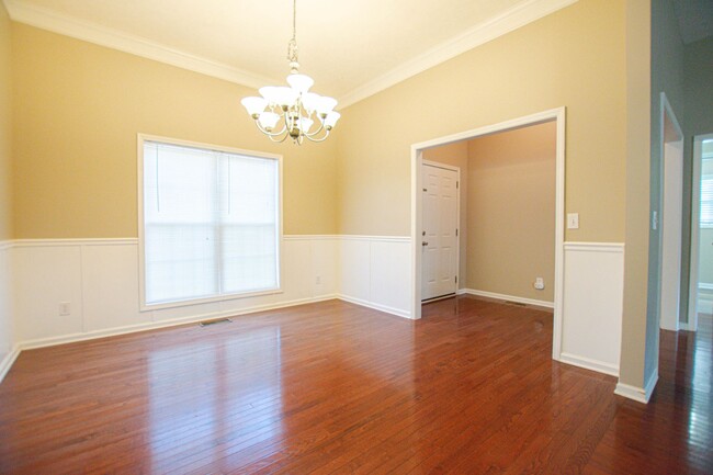 Building Photo - Pet Friendly Three Bedroom with Bonus in S...