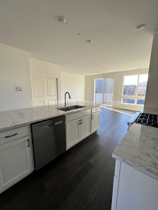 Building Photo - 1265 Lakepointe Dr