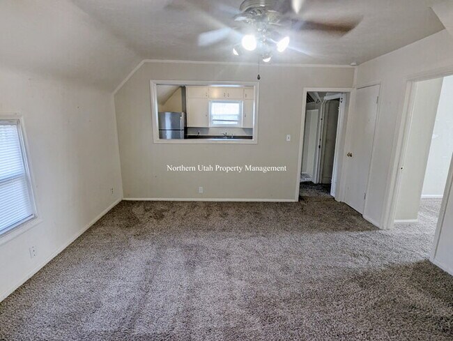 Building Photo - Upper Unit 2 Bed 1 Bath