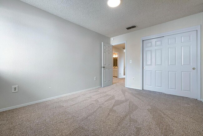 Building Photo - Stunning 4 Bedroom 2.5 bath in Woodward Park area!