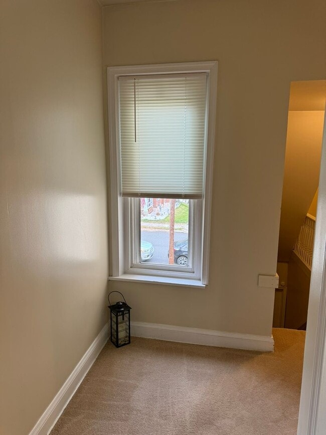 Building Photo - 412 E 4th St