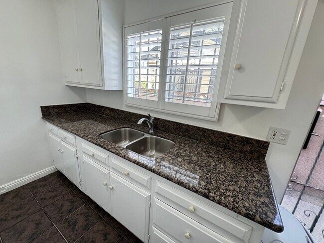 Building Photo - 1126 W 37th Pl