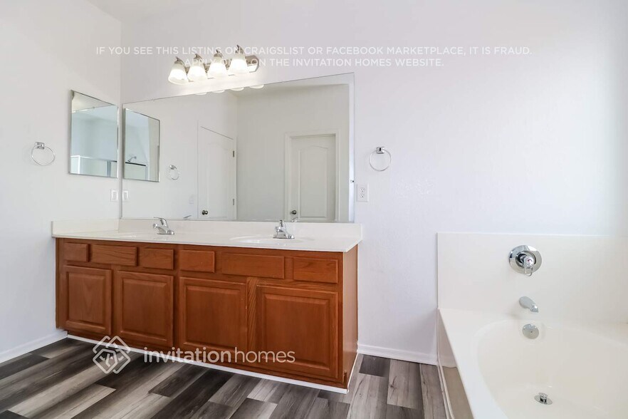 Building Photo - 12420 W Woodland Ave