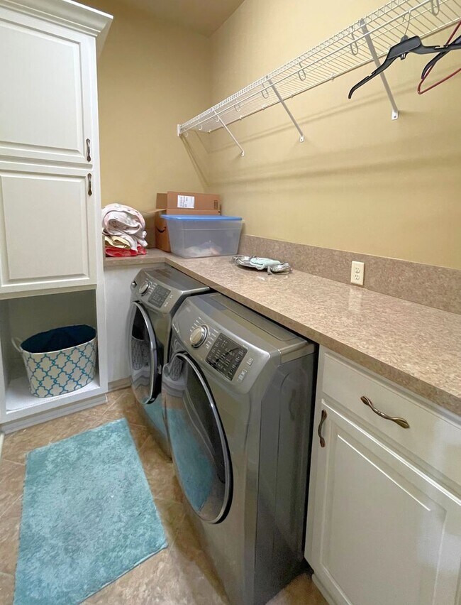 Building Photo - Luxury 3BR/3.5BA + Office in Winding River...