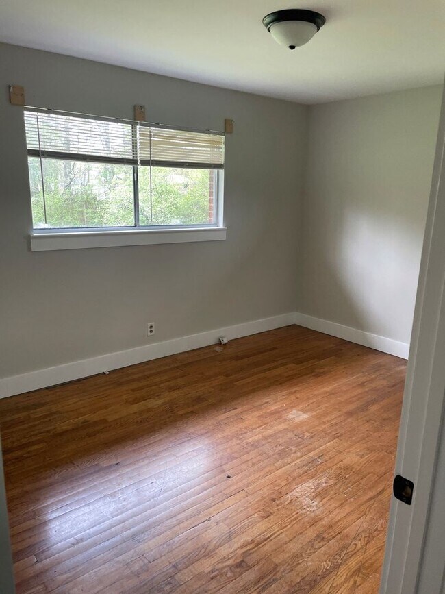 Building Photo - 1302 Ridgefield Cir