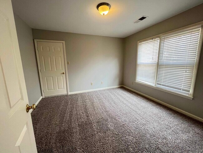 Building Photo - 8570 Meadow Green Dr