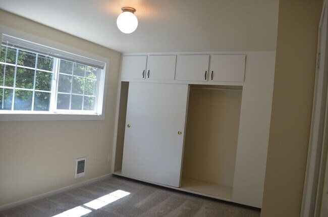 Building Photo - Charming Duplex in Prime Ballard-Fremont Location