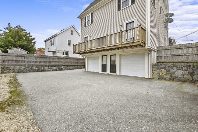 Building Photo - 224 Robbins St