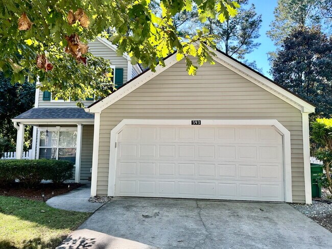 Primary Photo - Three Bedroom Home in the Farm with a Lago...
