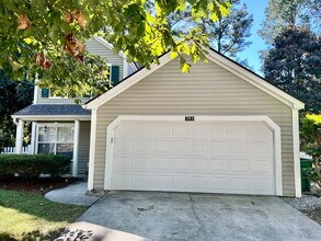 Building Photo - Three Bedroom Home in the Farm with a Lago...