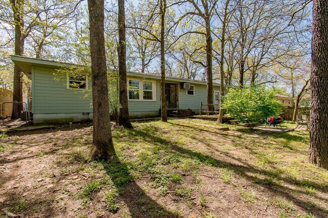 Building Photo - 4 Bedroom Home near UofA! Park-like yard! Lawn care included! Available for Fall semester!