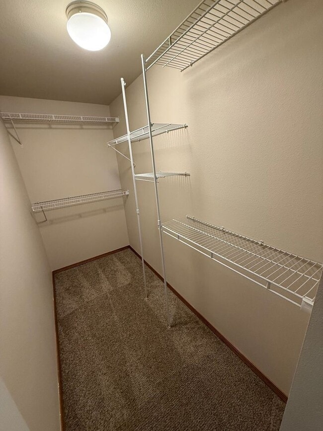 Building Photo - Beautiful 4 Bedroom in the Hidden Lake Community!