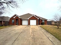 Building Photo - 507 Maple St