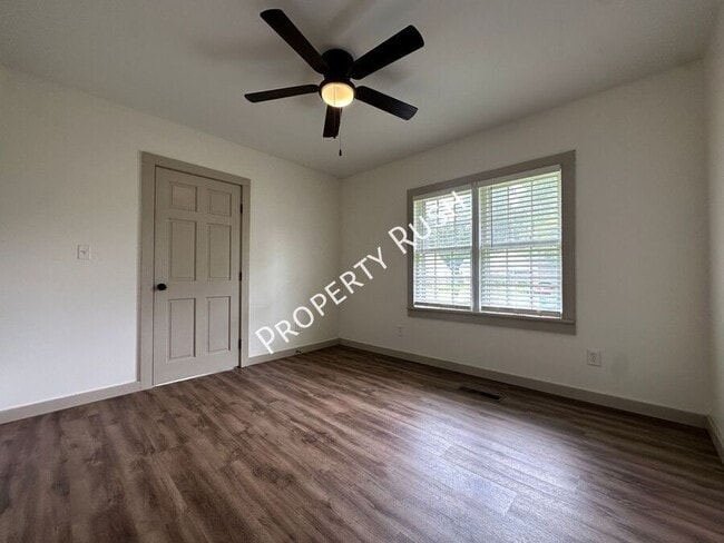 Building Photo - 112 N Lovell Ave
