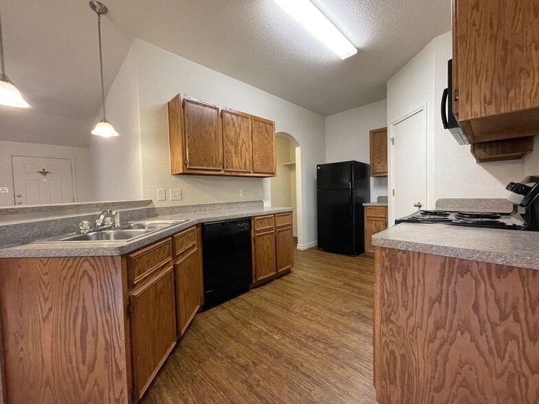 Building Photo - 1525 Justin Lp