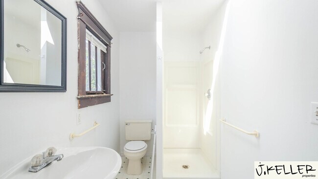 Building Photo - 931 Dewey Ave