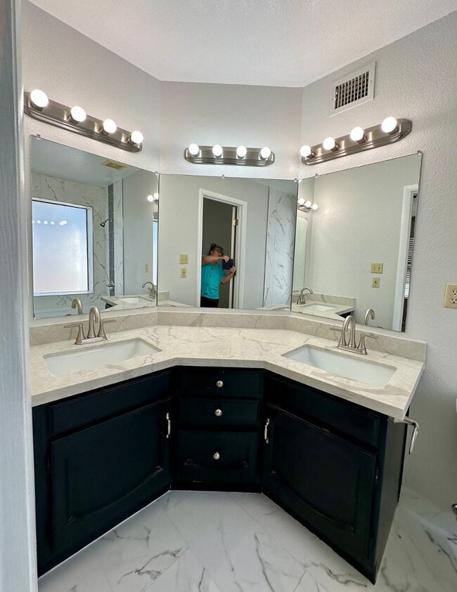 Building Photo - 8878 E Sheena Dr