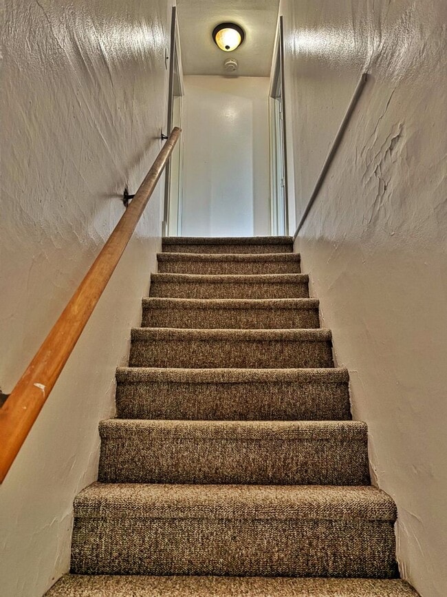 Building Photo - 3 bed 1.5 bathroom apartment in Harleysvil...
