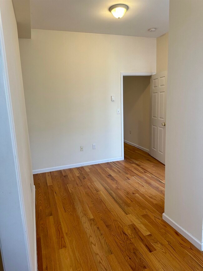 Building Photo - 942 Willow Ave