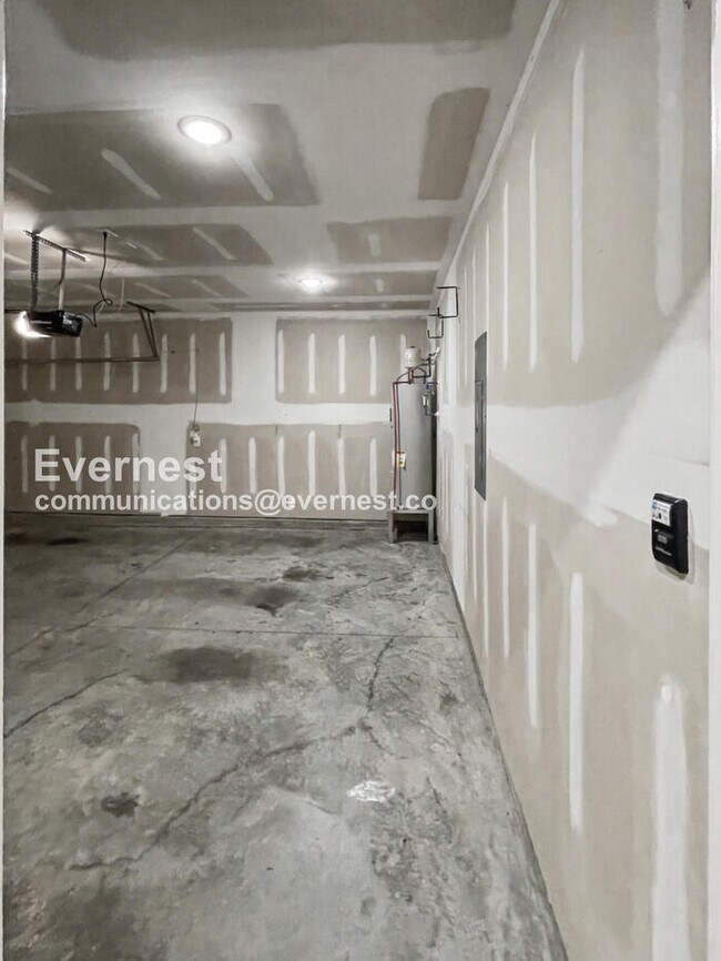 Building Photo - 3 Bed, 2.5 Bath Home with Fenced Yard & Garage / Available Now!