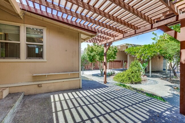 Building Photo - Single Family 3 Bed 2 Bath House in Santa ...