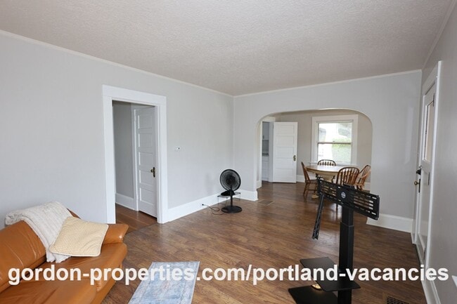 Building Photo - SE 11th Ave - Vintage 1 bedroom bungalow with office/den in Brooklyn neighborhood
