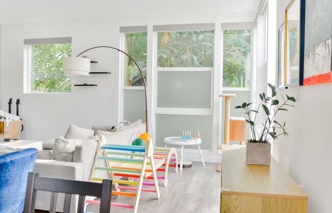 Building Photo - Modern 3 bed/ 2.5 bath townhome in Ballard!