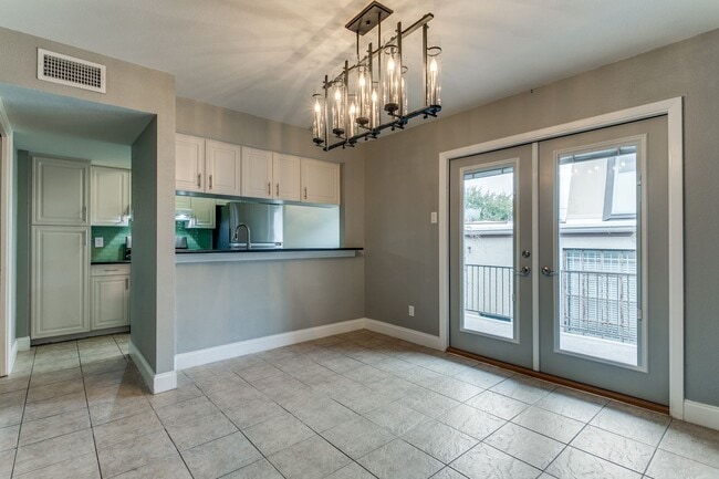 Building Photo - 2-BEDROOM CONDO AT OLMOS PARK TOWNHOMES