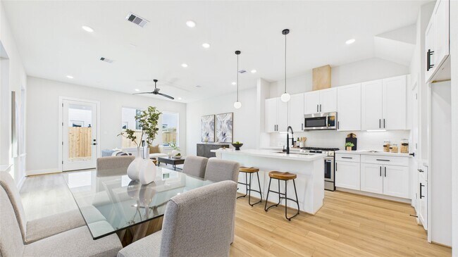 Building Photo - 5027 Golden Forest Dr