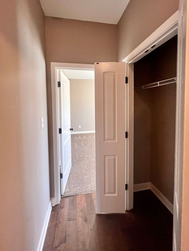 Building Photo - (COMING SOON!) 3bed/2bath Townhome w/Garag...