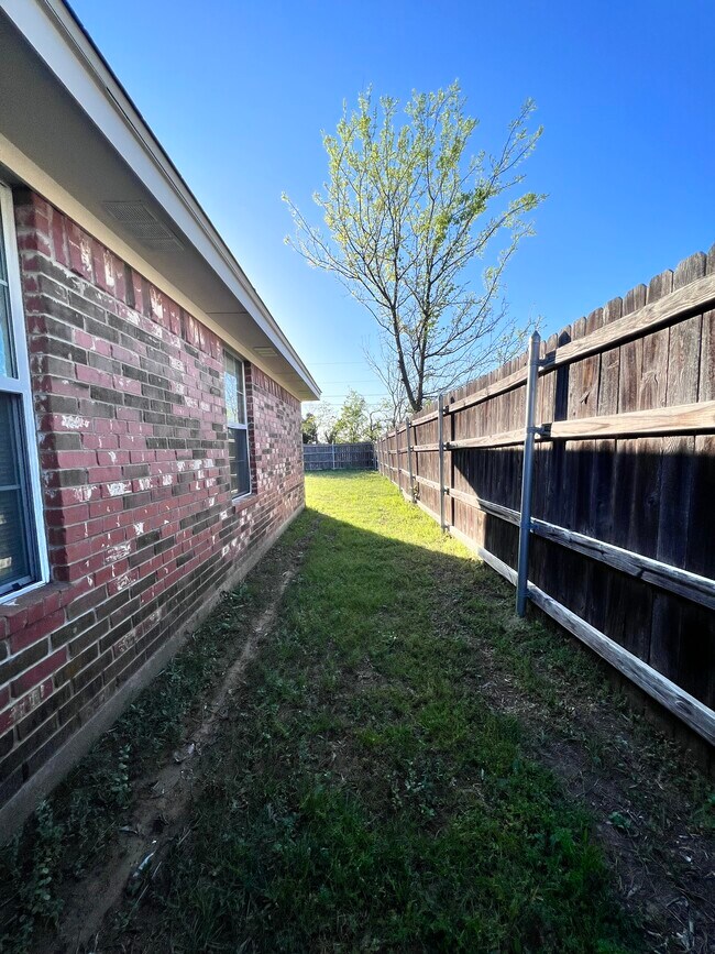 Building Photo - 501 Manhattan Dr