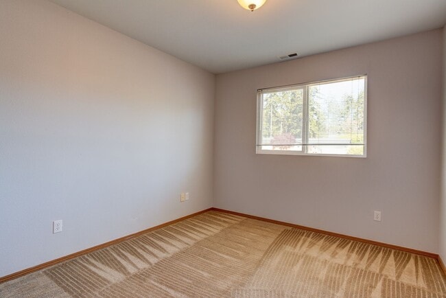 Building Photo - 972 NW Quarterdeck Loop