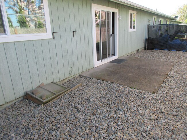 Building Photo - Two Bedroom Duplex w/ Garage