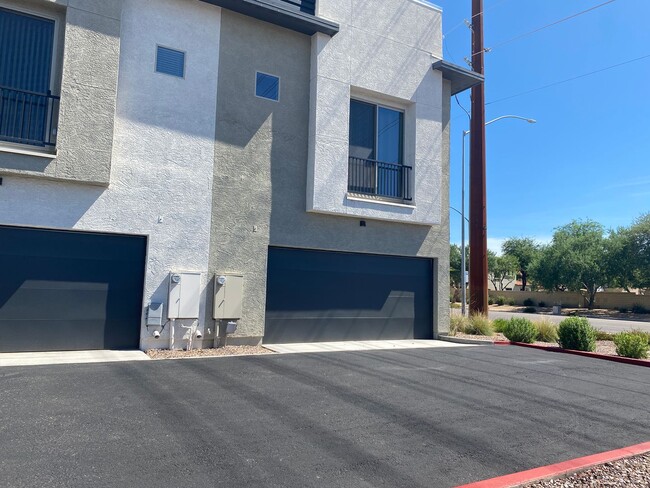 Building Photo - Gorgeous 3 Bedroom Townhome in the Aspire ...