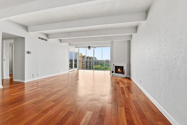 Building Photo - $2,240.95 - 2 Bed, 2 Bath Condo in Denver with Central AC!