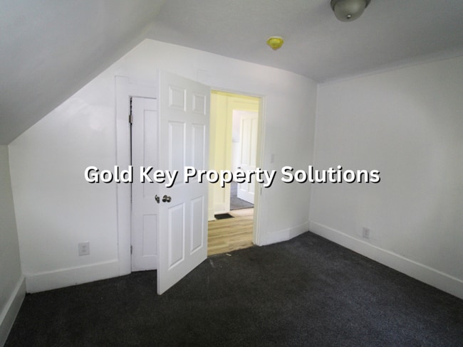 Building Photo - Nicely renovated 3 BR 1 BA House with Central Air (SECTION 8 APPROVED)