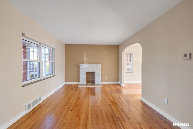 Building Photo - 3 Bedroom Completely Remodeled Single Fami...