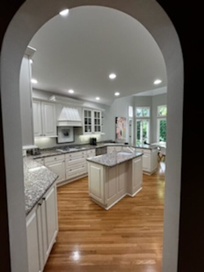 Building Photo - Stunning Custom Built Home with ALL Utilit...