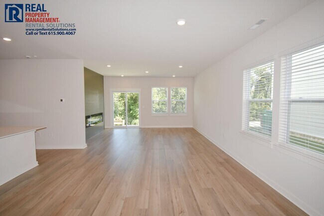 Building Photo - Gorgeous and modern 5 bd 3 ba home in Smyrna! Neighborhood pool and playground!