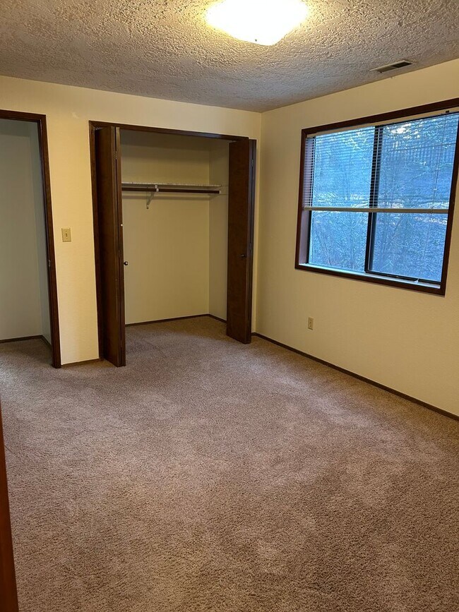 Building Photo - (379) Glenridge Dr. - 2 Bedroom / 1.5 Bathroom - Townhome Duplex