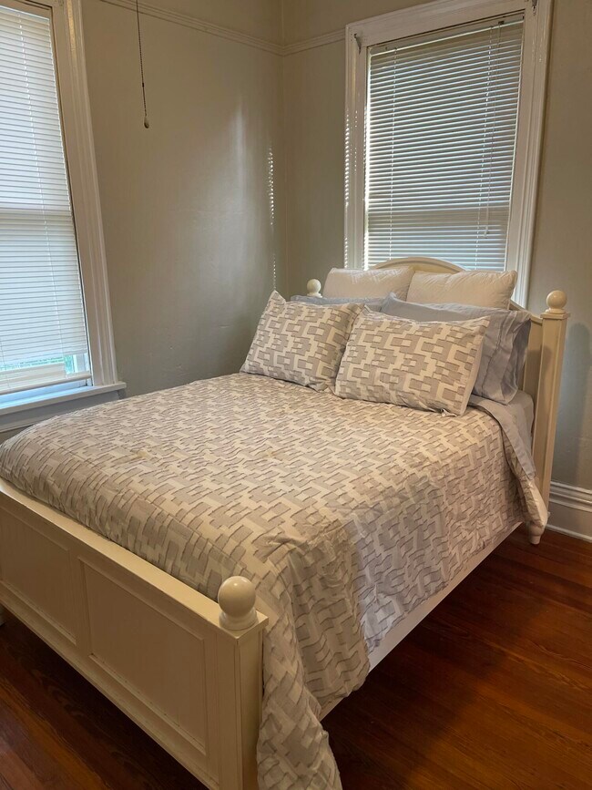 Building Photo - 2224 Queens Wy