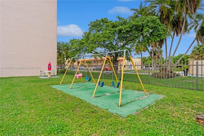 Building Photo - 8889 Fontainebleau Blvd